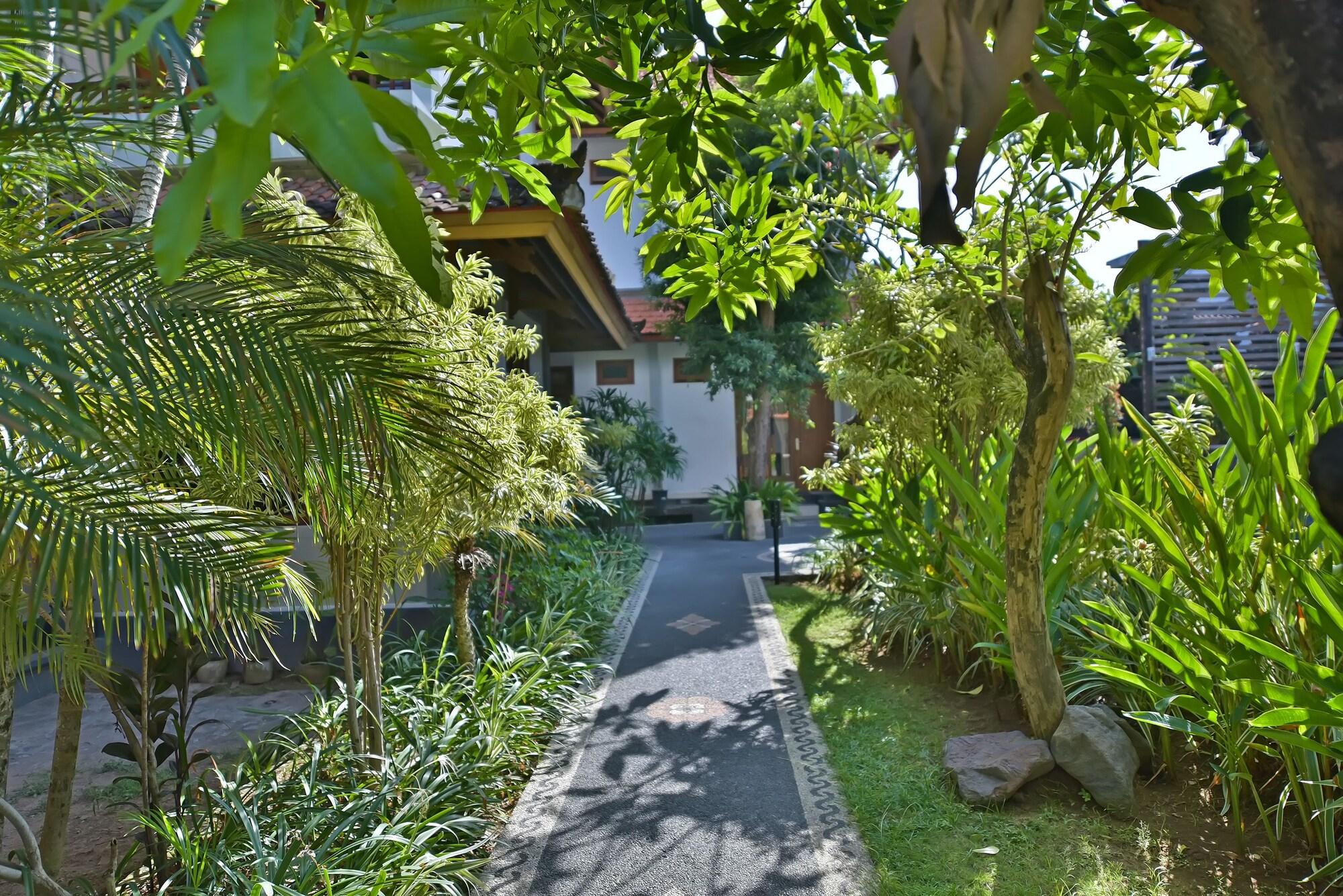 Sandat Hotel Legian Экстерьер фото